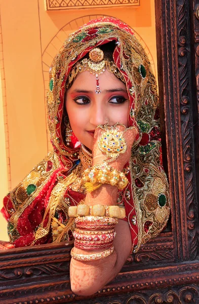 Meisje in klederdracht deel te nemen aan de woestijn Festival, Jaisal — Stockfoto