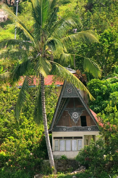 Traditional Batak house on Samosir island, Sumatra, Indonesia — Stock Photo, Image