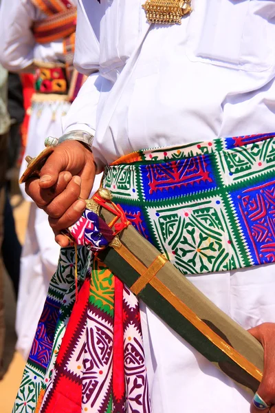 Detailní záběr rukou držící meč během Mr pouštní konkurence, Ja — Stock fotografie