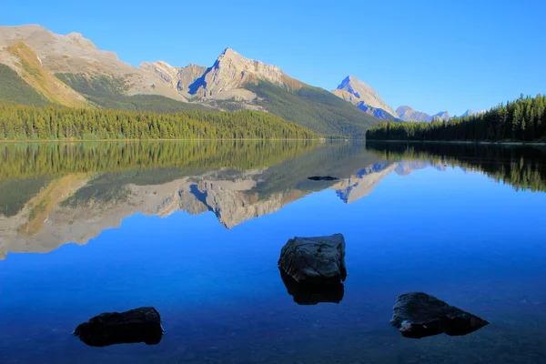 Lago Maligne no Parque Nacional Jasper, Alberta, Canadá — Fotografia de Stock