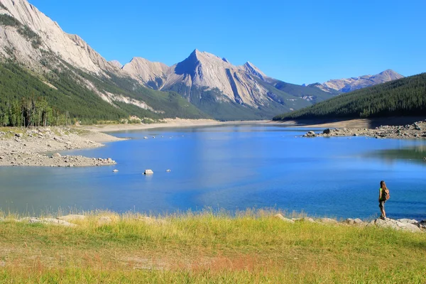 Medicína jezero v Jasper national parku, Alberta, Kanada — Stock fotografie