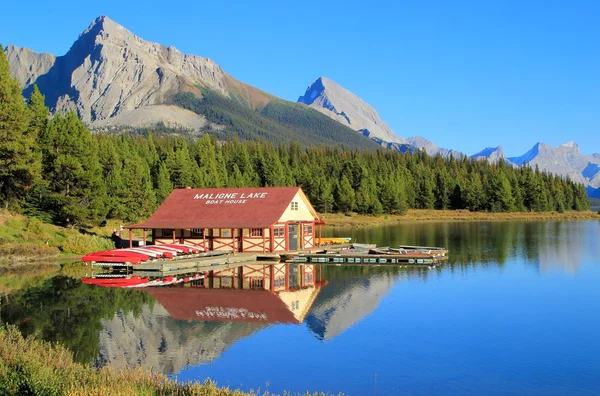Lago Maligne no Parque Nacional Jasper, Alberta, Canadá — Fotografia de Stock
