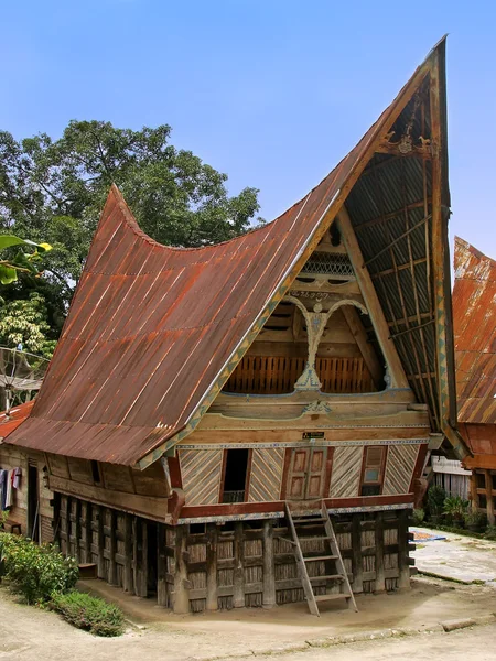 Tradiční Batak dům na Samosir island, Sumatra, Indonésie — Stock fotografie