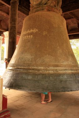 Turist çift ayakta Mingun bell, Mandalay bölge, Mya içinde