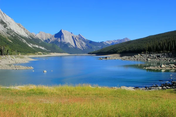 Medicína jezero v Jasper national parku, Alberta, Kanada — Stock fotografie