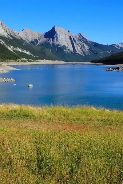 Medicine lake in Jasper Nationaal park, Alberta, Canada — Stockfoto