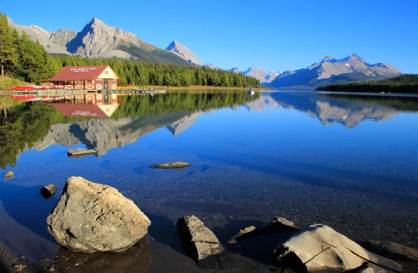 Λίμνη Maligne σε Jasper εθνικό πάρκο, Αλμπέρτα, Καναδάς — Φωτογραφία Αρχείου