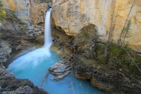 斯坦利瀑布在美溪峡谷，Al 贾斯珀国家公园 — 图库照片