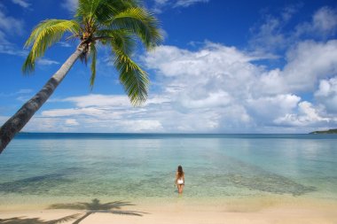 Bikini sicilini temiz su, Nananu-i-Ra adalar içinde genç kadın