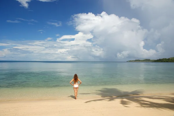 Mujer joven en bikini de pie en una playa tropical, Nananu-i-Ra —  Fotos de Stock