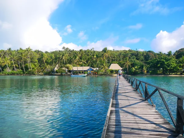 Lange houten pier at the Nananu-i-Ra island, Fiji — Stockfoto