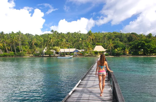 Ung kvinna i bikini står på en lång träbrygga, Nananu-i-R — Stockfoto