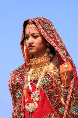 Çöl Festivali katılan geleneksel içinde genç kadın,