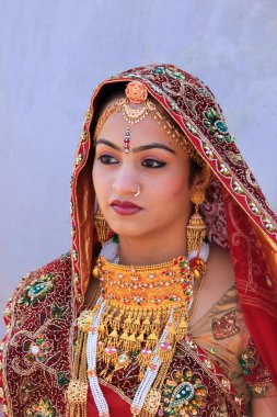 Çöl Festivali katılan geleneksel içinde genç kadın,