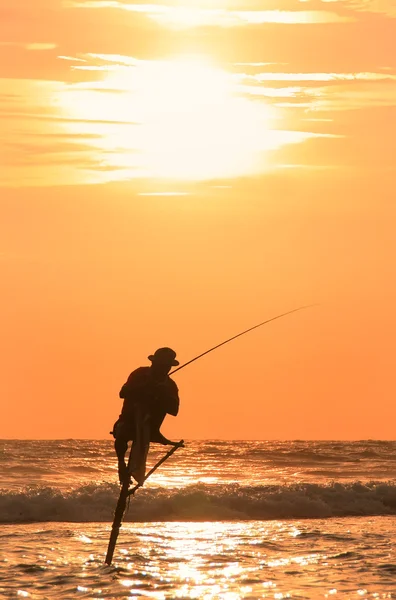 Silhouette eines Stockfischers bei Sonnenuntergang, unawatuna, sri lanka — Stockfoto