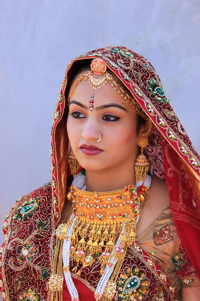 Jovem em vestido tradicional que participa no Festival do Deserto , — Fotografia de Stock