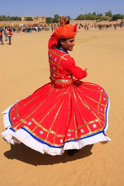 Indisk man i traditionell klädsel dans på Desert Festival, Jais — Stockfoto