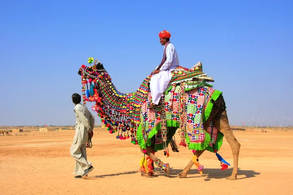 Un uomo del posto cavalcando un cammello al Desert Festival, Jaisalmer, India — Foto Stock