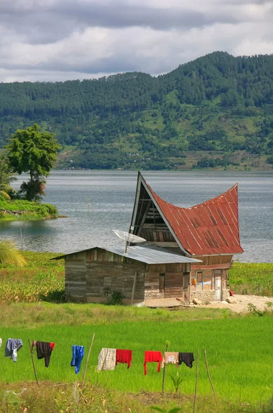 Traditionella Batak hus på Samosir island, Sumatra, Indonesien — Stockfoto