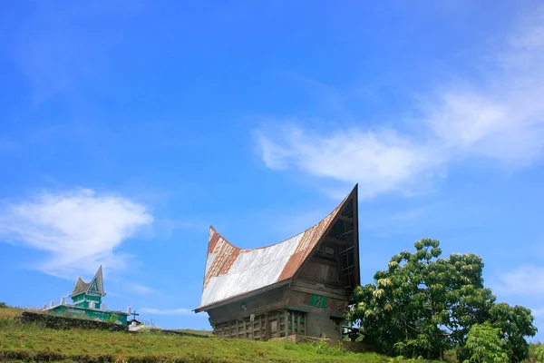 Casa tradicional de Batak na ilha de Samosir, Sumatra, Indonésia — Fotografia de Stock