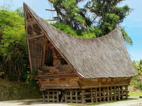 Традиционный дом Батак на острове Самосир, Суматра, Индонезия — стоковое фото