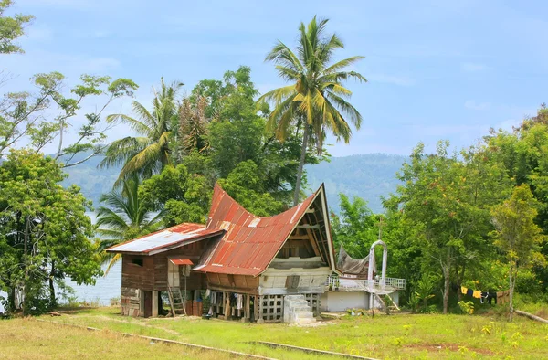 Casa tradicional de Batak na ilha de Samosir, Sumatra, Indonésia — Fotografia de Stock