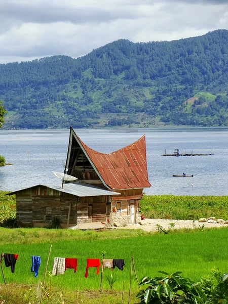 Tradiční Batak dům na Samosir island, Sumatra, Indonésie — Stock fotografie