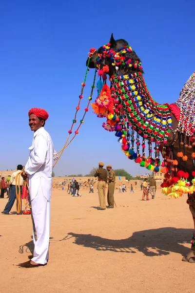 Homem indiano de pé com seu camelo decorado no Desert Festival , — Fotografia de Stock