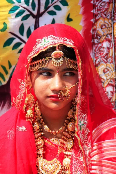 Girl in traditional dress taking part in Desert Festival, Jaisal — Stock Photo, Image