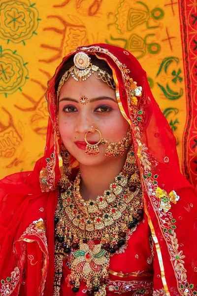 Girl in traditional dress taking part in Desert Festival, Jaisal — Stock Photo, Image