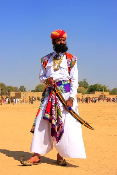 Indisk mand i traditionel kjole, der deltager i hr. Desert konkurrence - Stock-foto