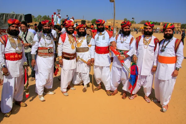 Hombres indios vestidos de gala tradicional que participan en el Sr. Desert competi —  Fotos de Stock