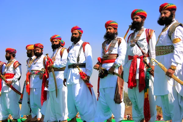 Homens indianos em trajes tradicionais que participam em Mr Desert competi — Fotografia de Stock