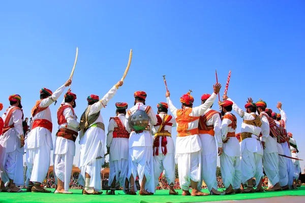 Hombres indios vestidos de gala tradicional que participan en el Sr. Desert competi —  Fotos de Stock