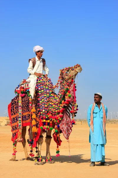 Místní občan, jízda na velbloudu v Desert Festival, Jaisalmer, Indie — Stock fotografie