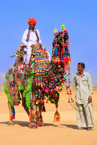 Lokale man berijden van een kameel op woestijn Festival, Jaisalmer, India — Stockfoto
