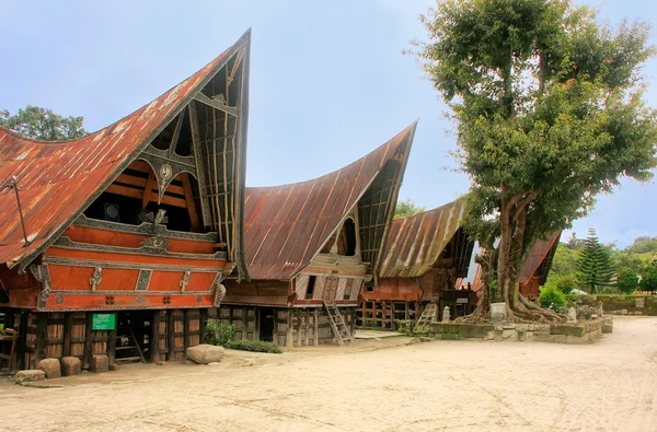 Casas tradicionais de Batak na ilha de Samosir, Sumatra, Indonésia — Fotografia de Stock