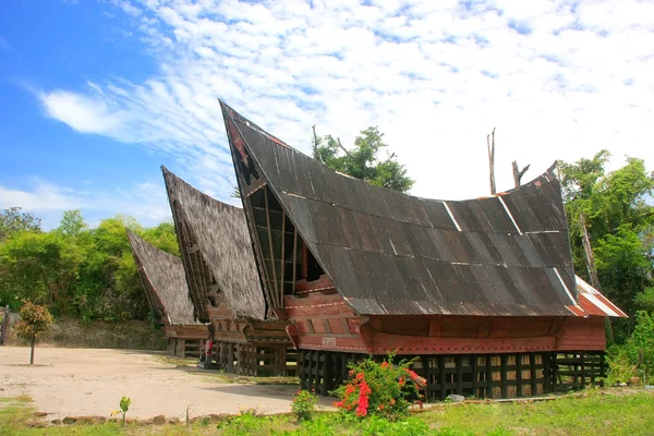 Traditionele Batak huizen op Samosir eiland, Sumatra, Indonesië — Stockfoto