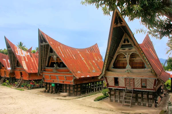 Case Batak tradizionali sull'isola di Samosir, Sumatra, Indonesia — Foto Stock