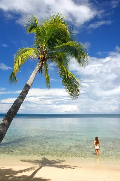 Junge Frau im Bikini steht im klaren Wasser, nananu-i-ra islan — Stockfoto