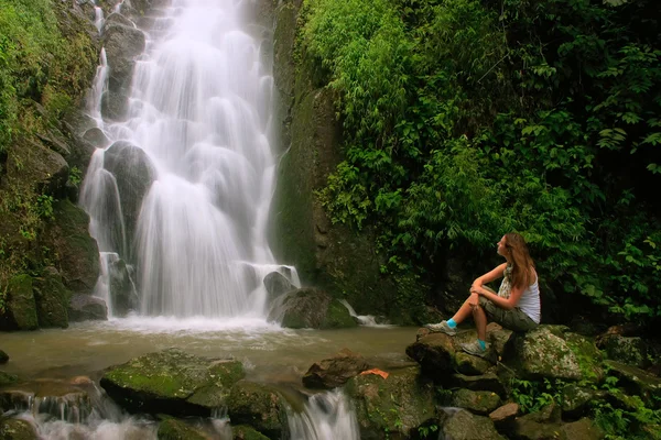 Samosir の島、Sumat に Simangande で座っている若い女性が落ちる — ストック写真