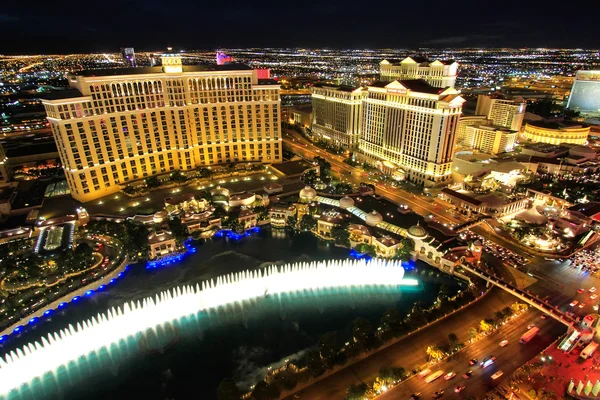 Spectacle de fontaine à l'hôtel Bellagio et casino la nuit, Las Vegas , — Photo