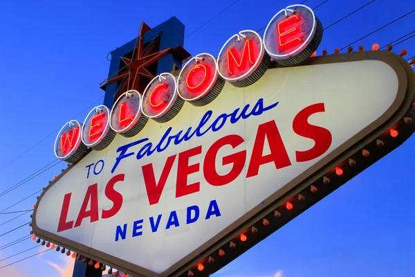 Bienvenido a Fabuloso signo de Las Vegas en la noche, Nevada — Foto de Stock