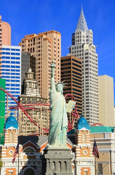 Replik der Freiheitsstatue vor New York - New York hot — Stockfoto