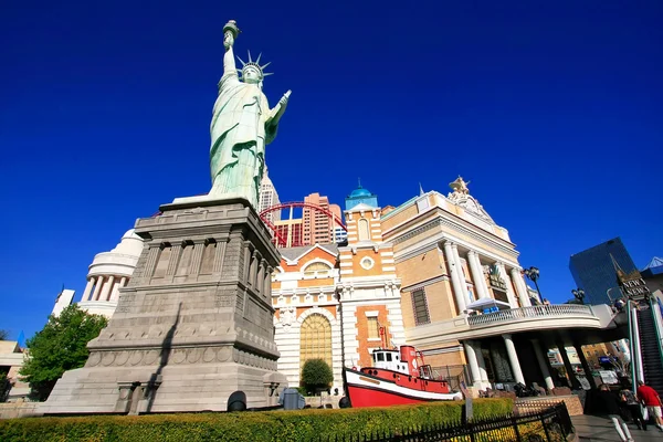 Réplique de Statue de la Liberté en face de New York - New York chaud — Photo