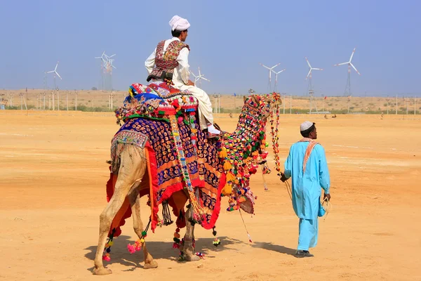 Hombre local montando un camello en el Desert Festival, Jaisalmer, India — Foto de Stock