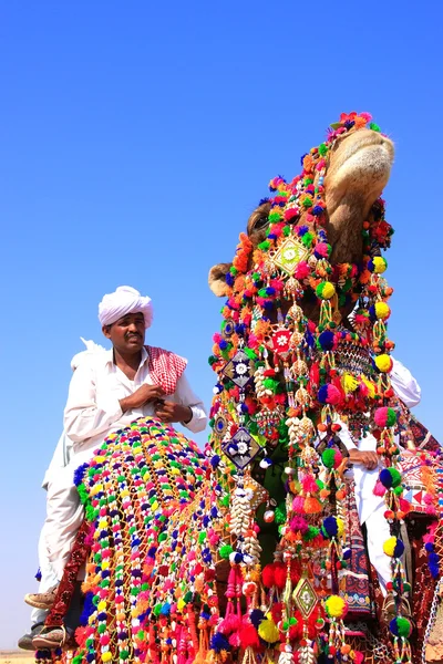 Hombre local montando un camello en el Desert Festival, Jaisalmer, India — Foto de Stock