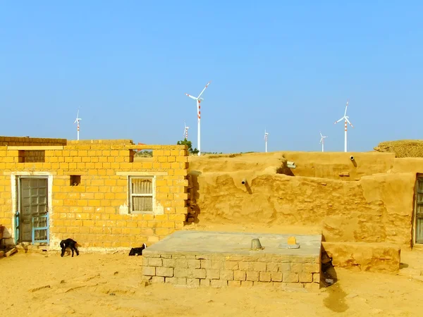 Desa kecil dengan rumah tradisional di gurun Thar, India — Stok Foto