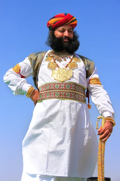 Ινδική άνθρωπος σε παραδοσιακές φορεσιές που συμμετέχουν σε έρημο Κύριε αποκαλύψει πληροφορίες — Φωτογραφία Αρχείου