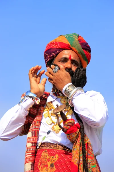 Indián v tradičním kroji účastní pana pouštní soutě — Stock fotografie